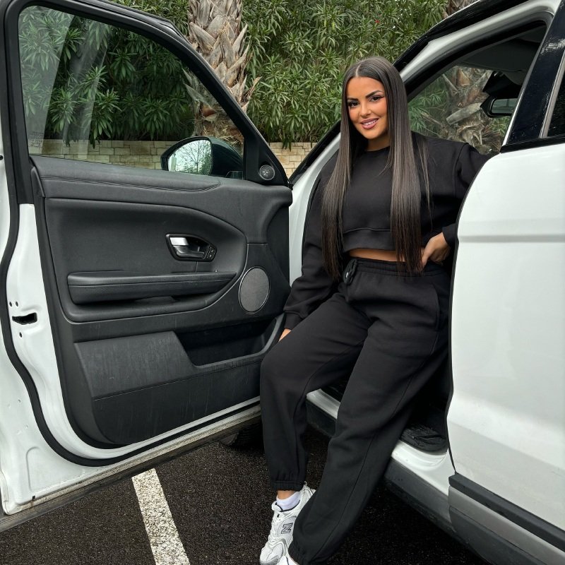 Cropped sweatshirt and black sweatpants outfit